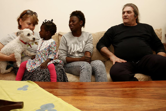 «Να Πάρετε τους Πρόσφυγες στα Σπίτια σας» – Μια Οικογένεια Ανέργων τούς Πήρε